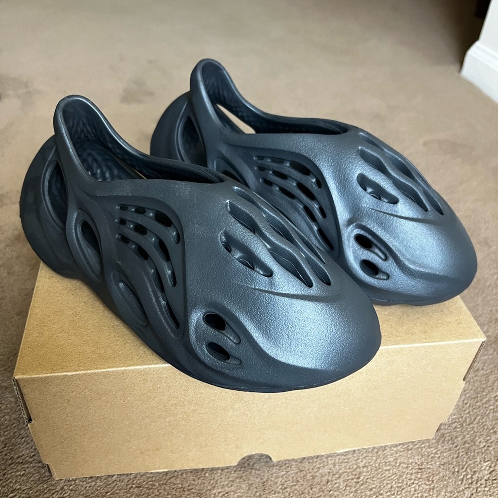 Yeezy Foam runner Black ( size 5 )